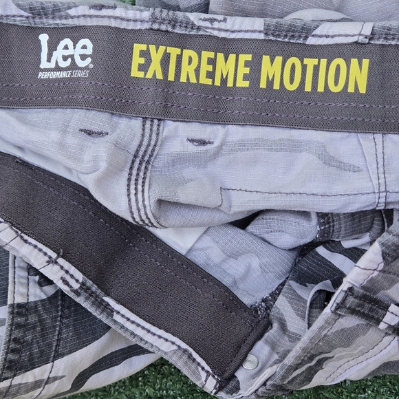 Lee Extreme Motion Men's 30W Gray Graphite Camouflage Cargo Shorts 8 pockets - Picture 2 of 16